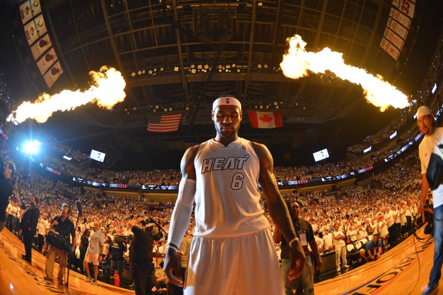 Fuoco e fiamme: il grand’angolo sembra racchiudere tutta la classe, la potenza e il carisma di LeBron James. (Nbae/Getty)